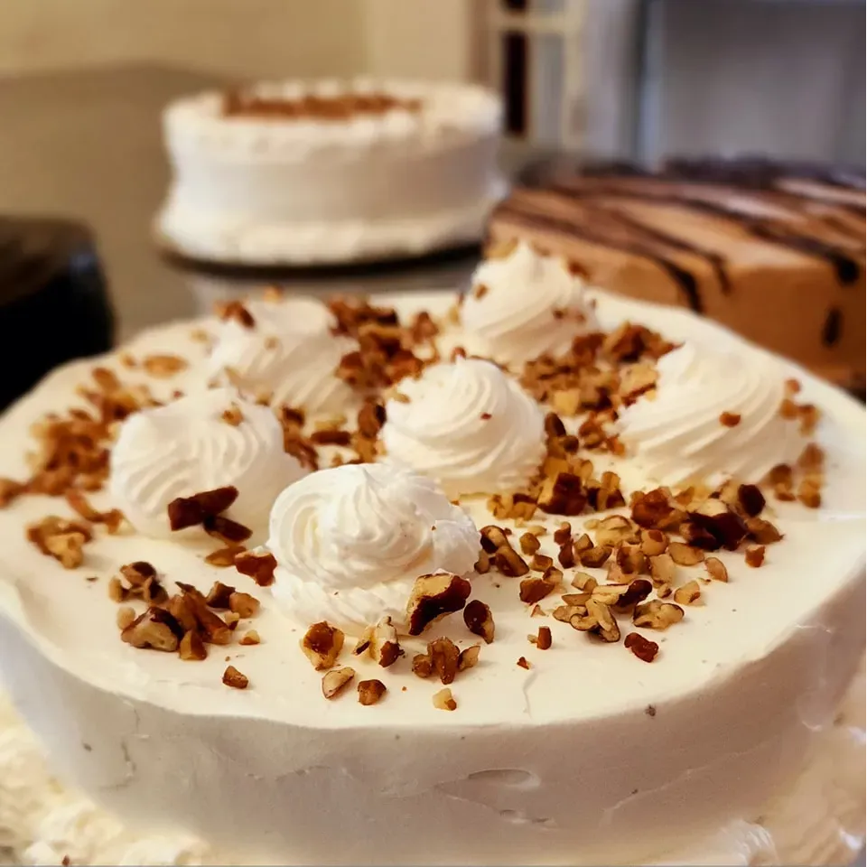 Variedad de pasteles horneados en una clase.