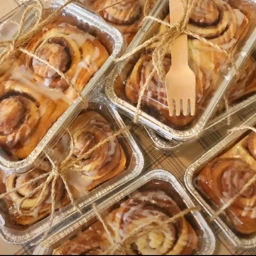 Presentación atractiva de rollos de canela recién hechos.