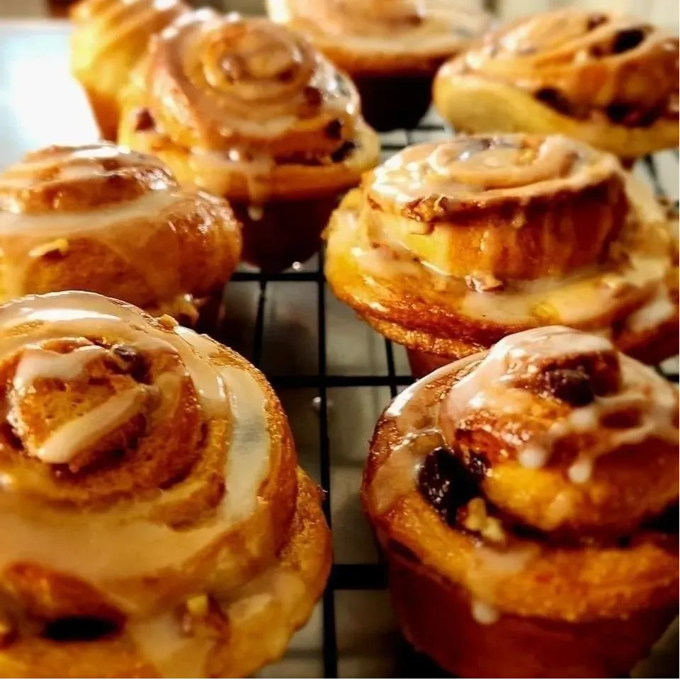 Roles de canela artesanales, con un glaseado brillante y apetitoso.