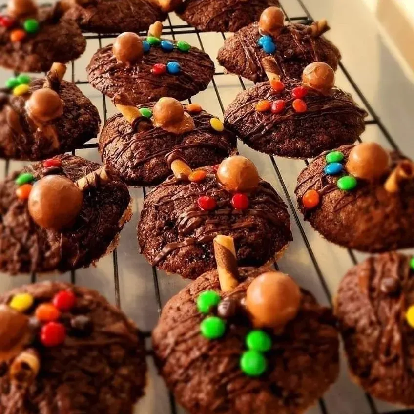Galletas de chocolate gourmet, decoradas con dulces y chispas de colores.