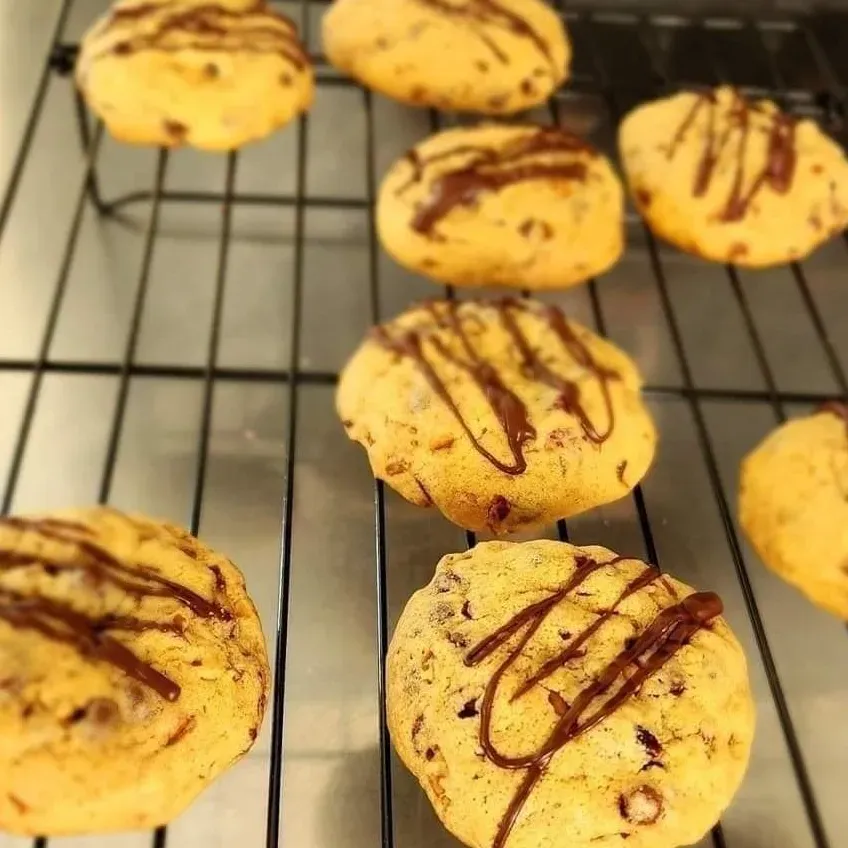 Galletas doradas y crujientes cubiertas con chocolate derretido.