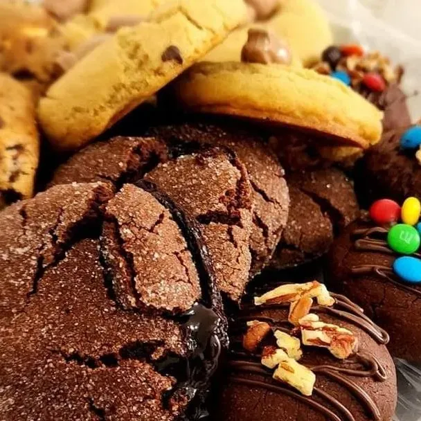 Deliciosas galletas recién horneadas, perfectas para cualquier ocasión.