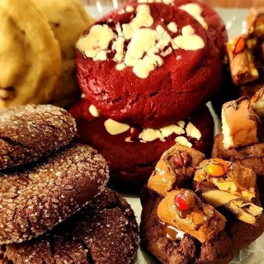 Imagen de una deliciosa selección de galletas, incluyendo red velvet, chocolate y otras variedades.
