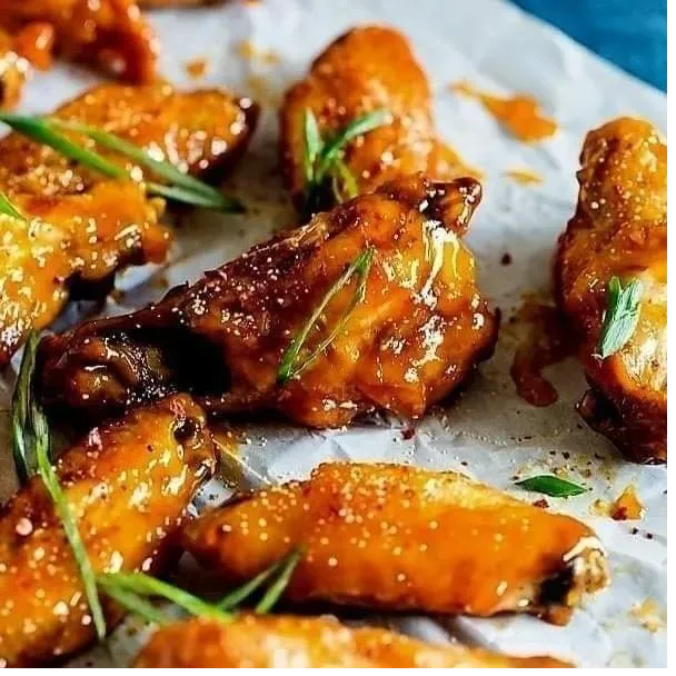 Alitas de pollo doradas, con un delicioso brillo.