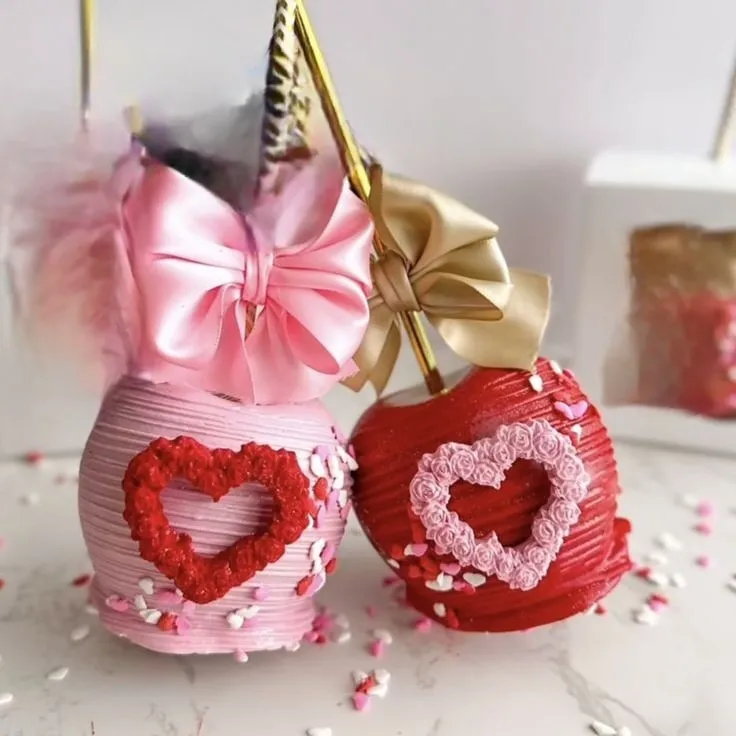 Imagen de dos manzanas cubiertas con chocolate decoradas para San Valentín.