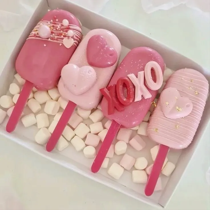 Paletas de chocolate en forma de paleta con diseños de corazones.