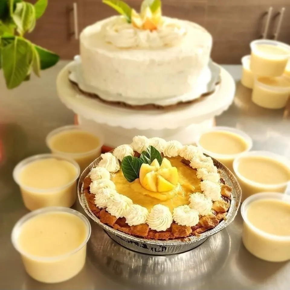 Fotografía de deliciosos postres de guayaba: pastel, pay y gelatina.