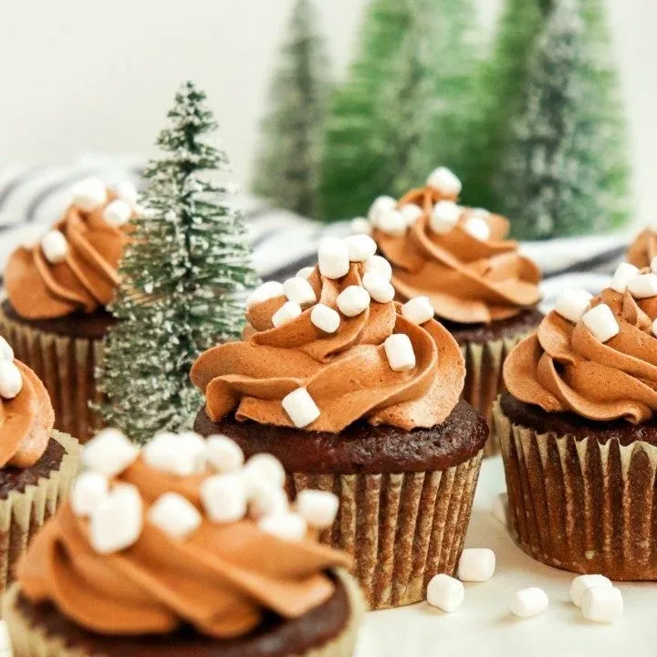 Aprende el arte de la repostería: cupcakes navideños hechos a mano, ¡perfectos para las fiestas!