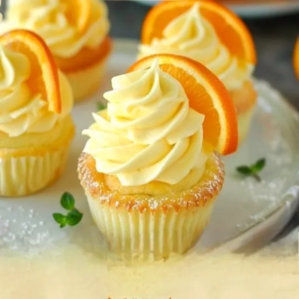 Cupcakes decorados con rodajas de naranja, ¡una explosión de sabor!