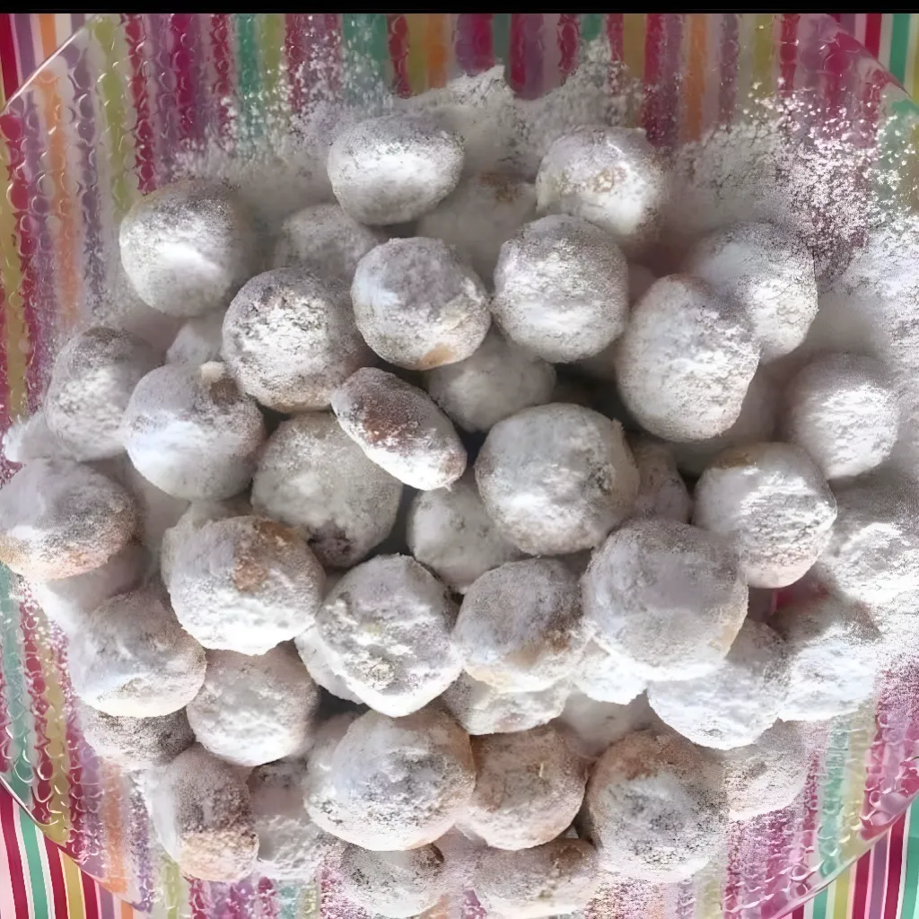 Exquisitas galletas recubiertas de azúcar, en un plato rayado.