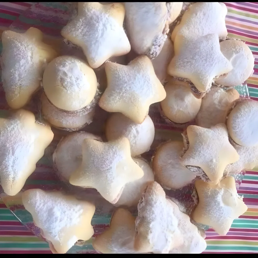 Un plato con variedad de galletas caseras.