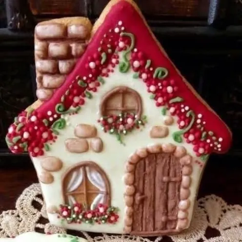 Casita de jengibre con un diseño navideño.