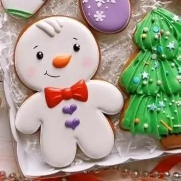 Hermosas galletas de muñeco de nieve y árbol de Navidad