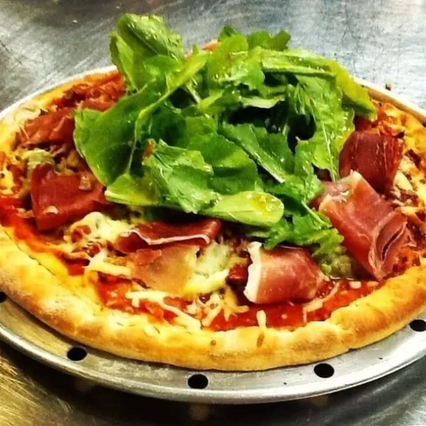 Una pizza artesanal que te enamorará con su sabor único.
