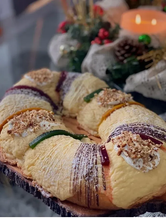 Imagen de una deliciosa Rosca de Reyes, decorada y lista para disfrutar.