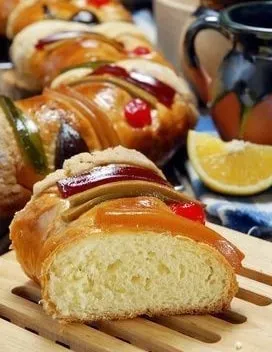 Imagen de una deliciosa Rosca de Reyes recién horneada.