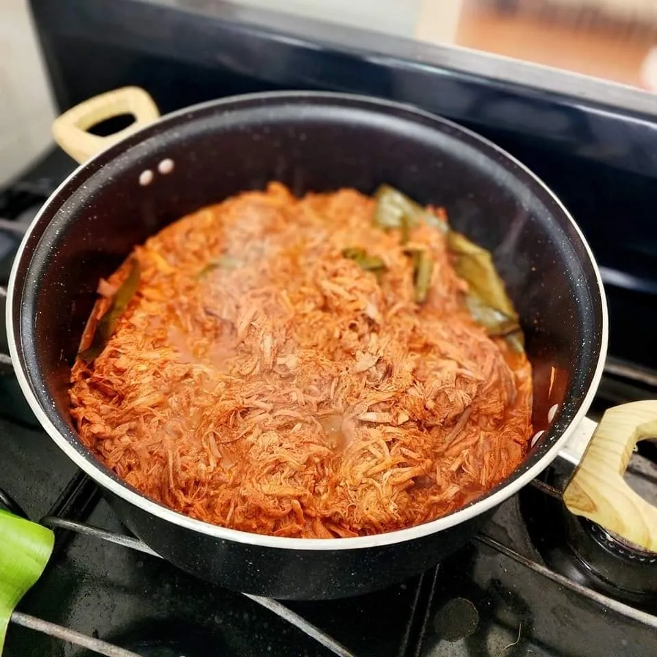 Imagen de una olla con carne deshebrada para tamales.