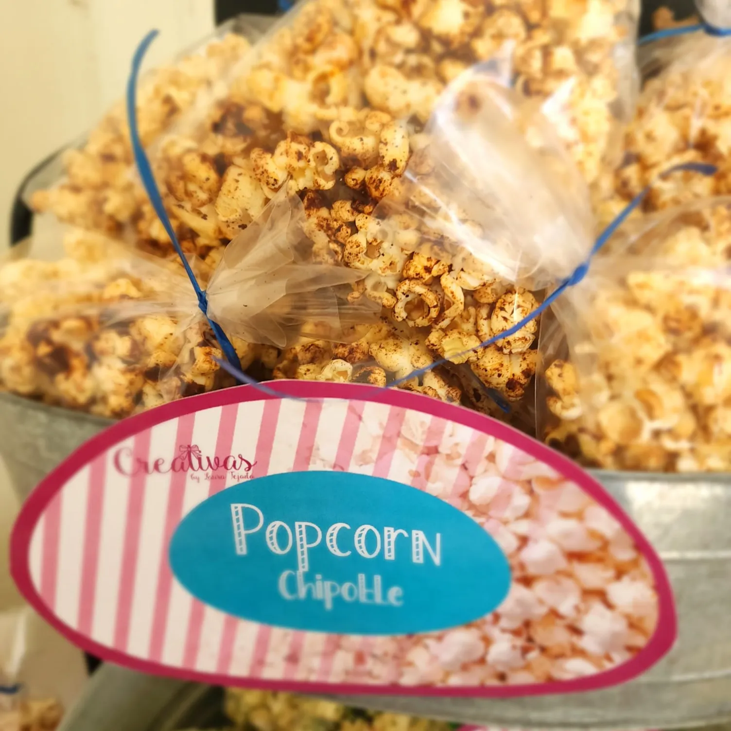 Bolsas de palomitas gourmet Chipotle listas para disfrutar.