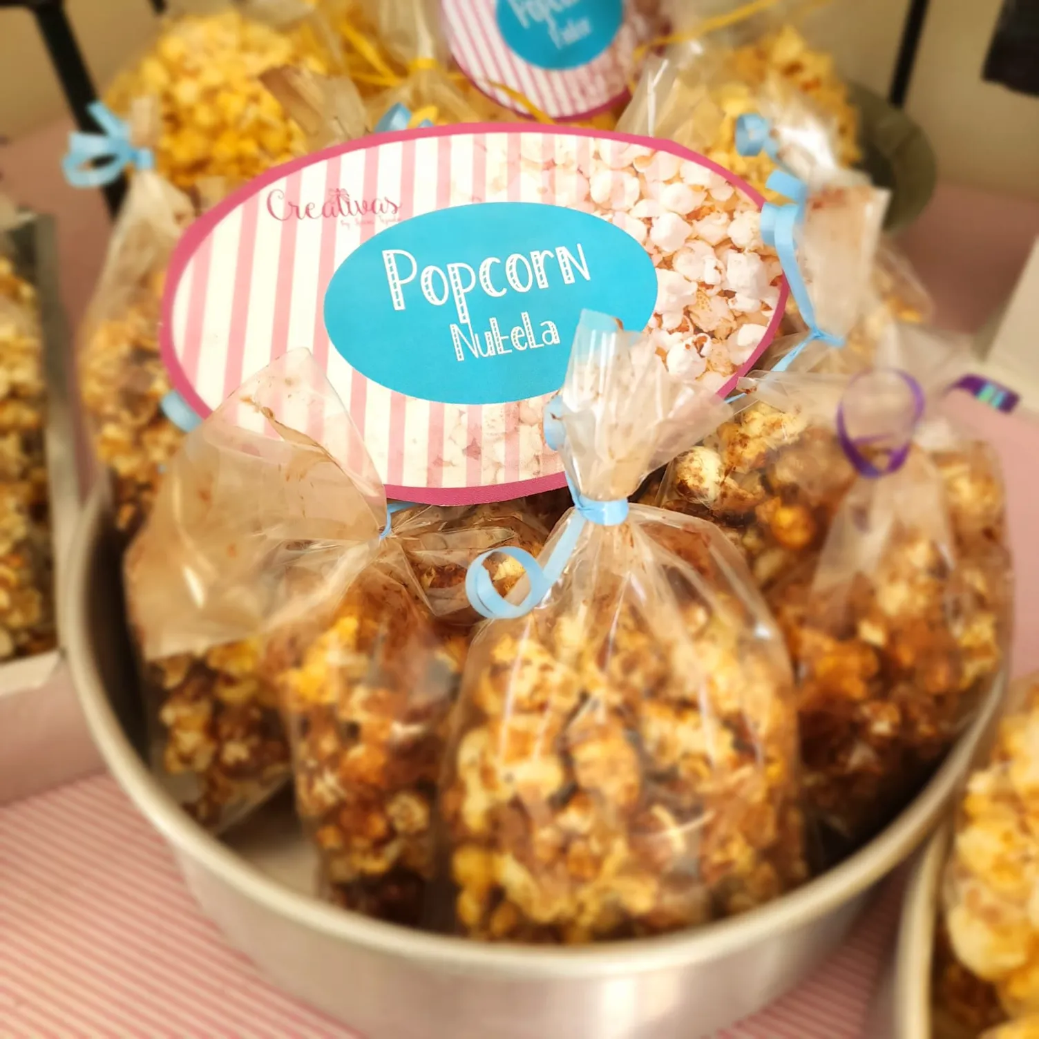 Imagen de palomitas gourmet de Nutella, presentadas en una bandeja metálica.