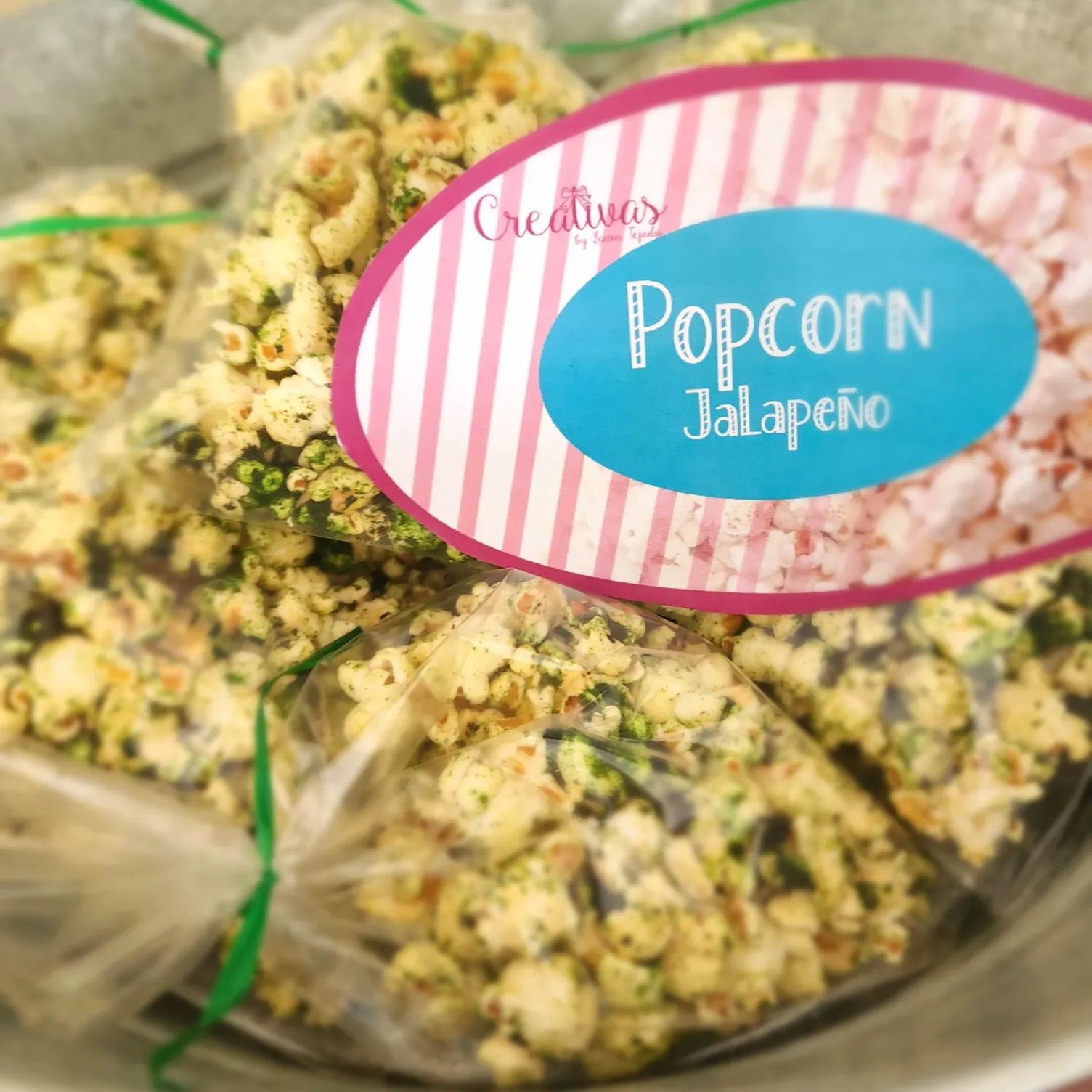 Imagen de bolsas de palomitas jalapeño gourmet, listas para disfrutar. Deleita tu paladar con nuestras palomitas jalapeño, ¡una explosión de sabor!