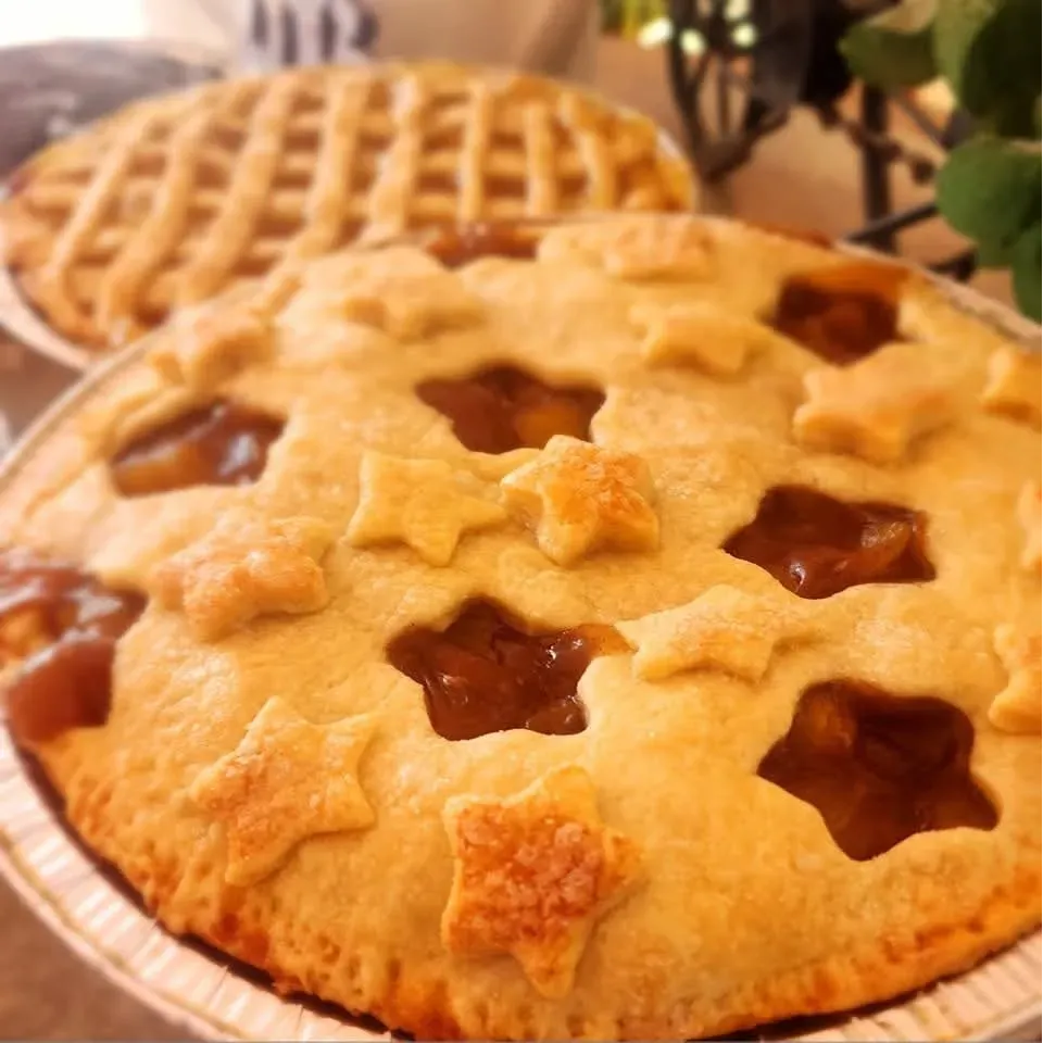 Imagen de dos pays artesanales, uno con diseño de estrellas y otro con diseño de rejilla.