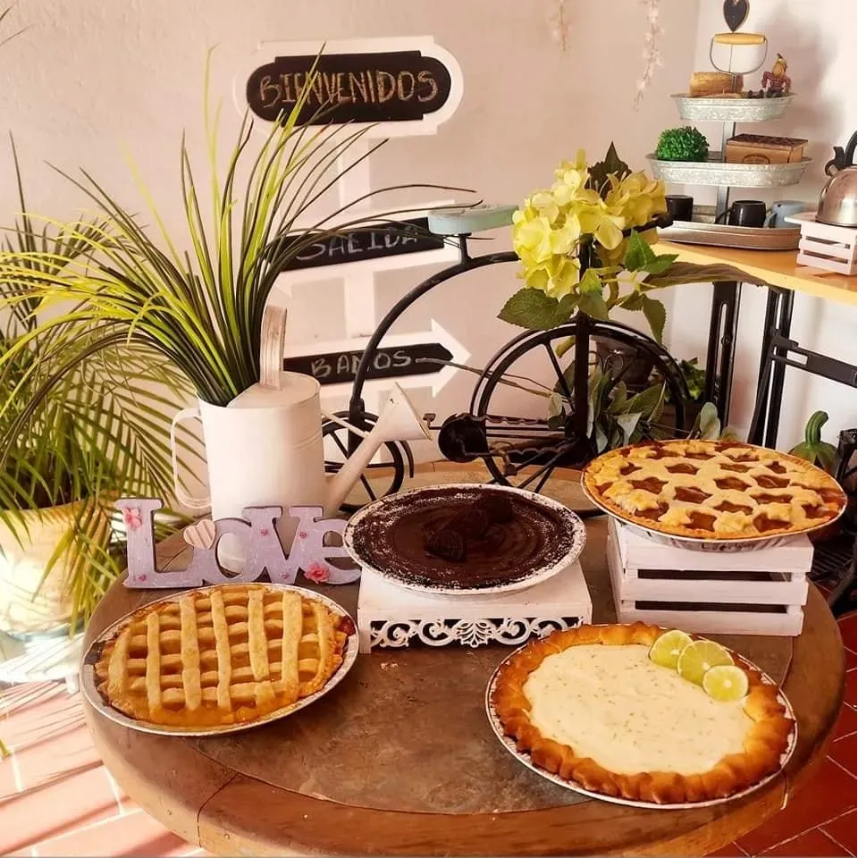 Imagen de una mesa con una variedad de pays artesanales.