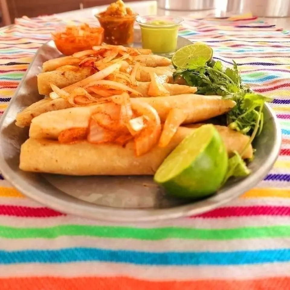 Imagen de tacos de canasta recién hechos, listos para disfrutar.