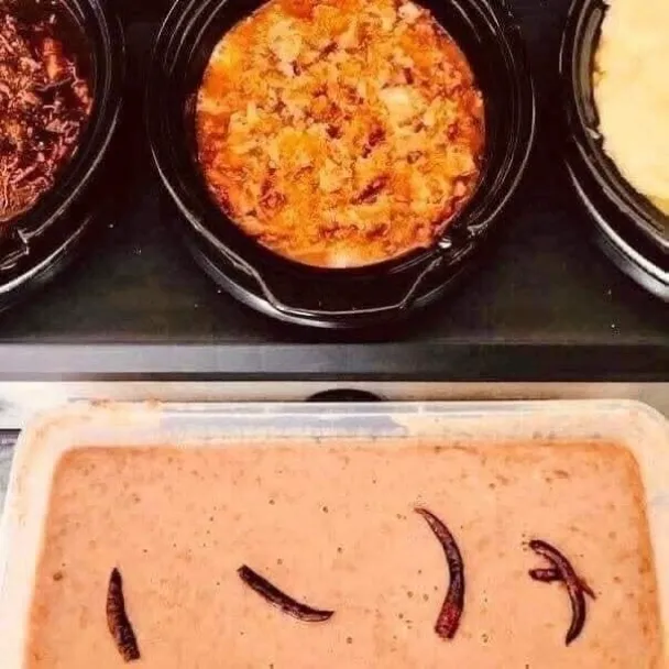 Imagen de una clase de cocina mostrando la preparación de tacos de canasta.
